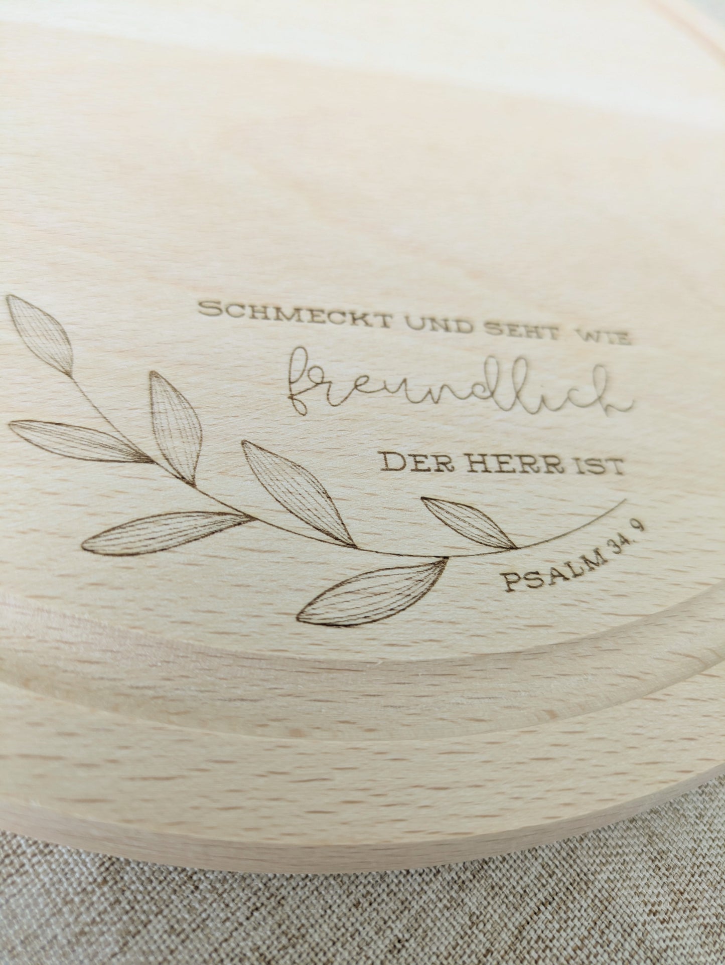 Holzbrett „Schmeckt und seht“ – rundes Servierbrett aus Buche | Psalm 34,9