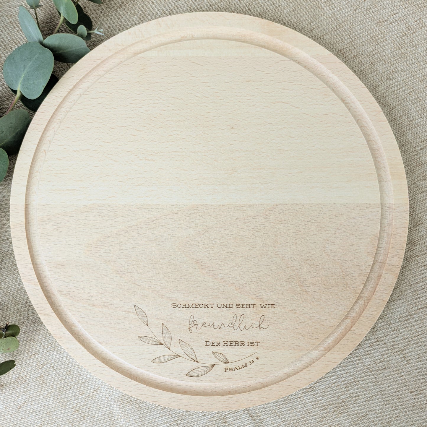 Holzbrett „Schmeckt und seht“ – rundes Servierbrett aus Buche | Psalm 34,9