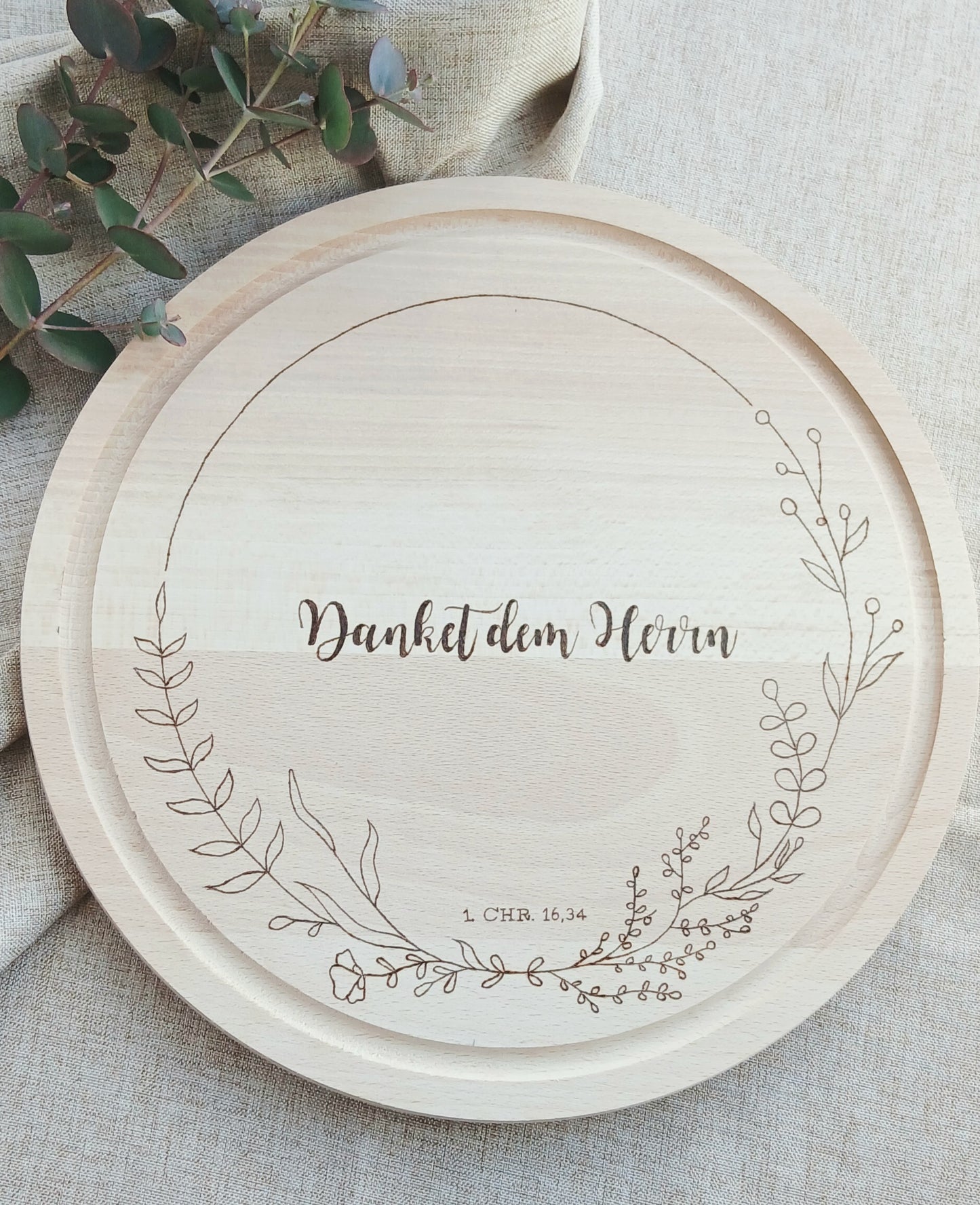 Holzbrett „Danket dem Herrn“ – rundes Servierbrett aus Buche