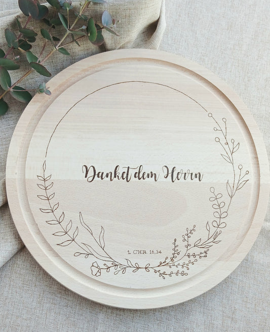 Holzbrett „Danket dem Herrn“ – rundes Servierbrett aus Buche