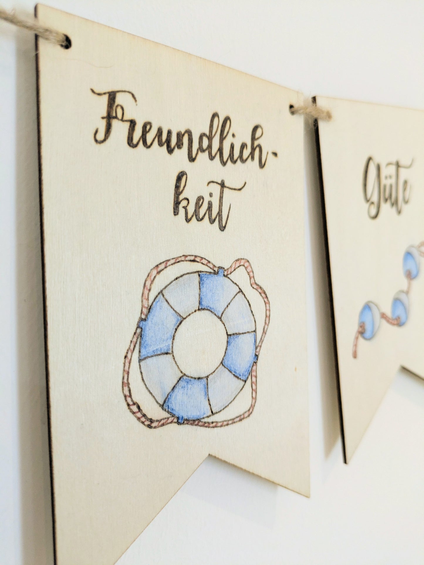 Maritime Wimpelkette „Frucht des Geistes“ aus Holz