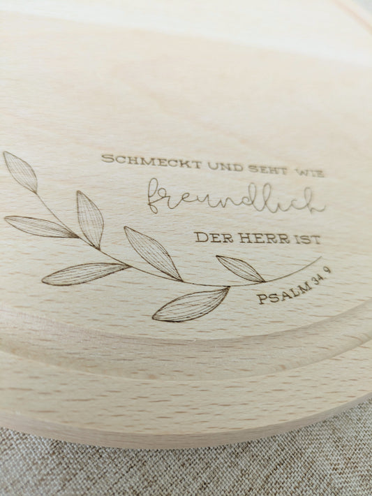 Holzbrett „Schmeckt und seht“ – rundes Servierbrett aus Buche | Psalm 34,9