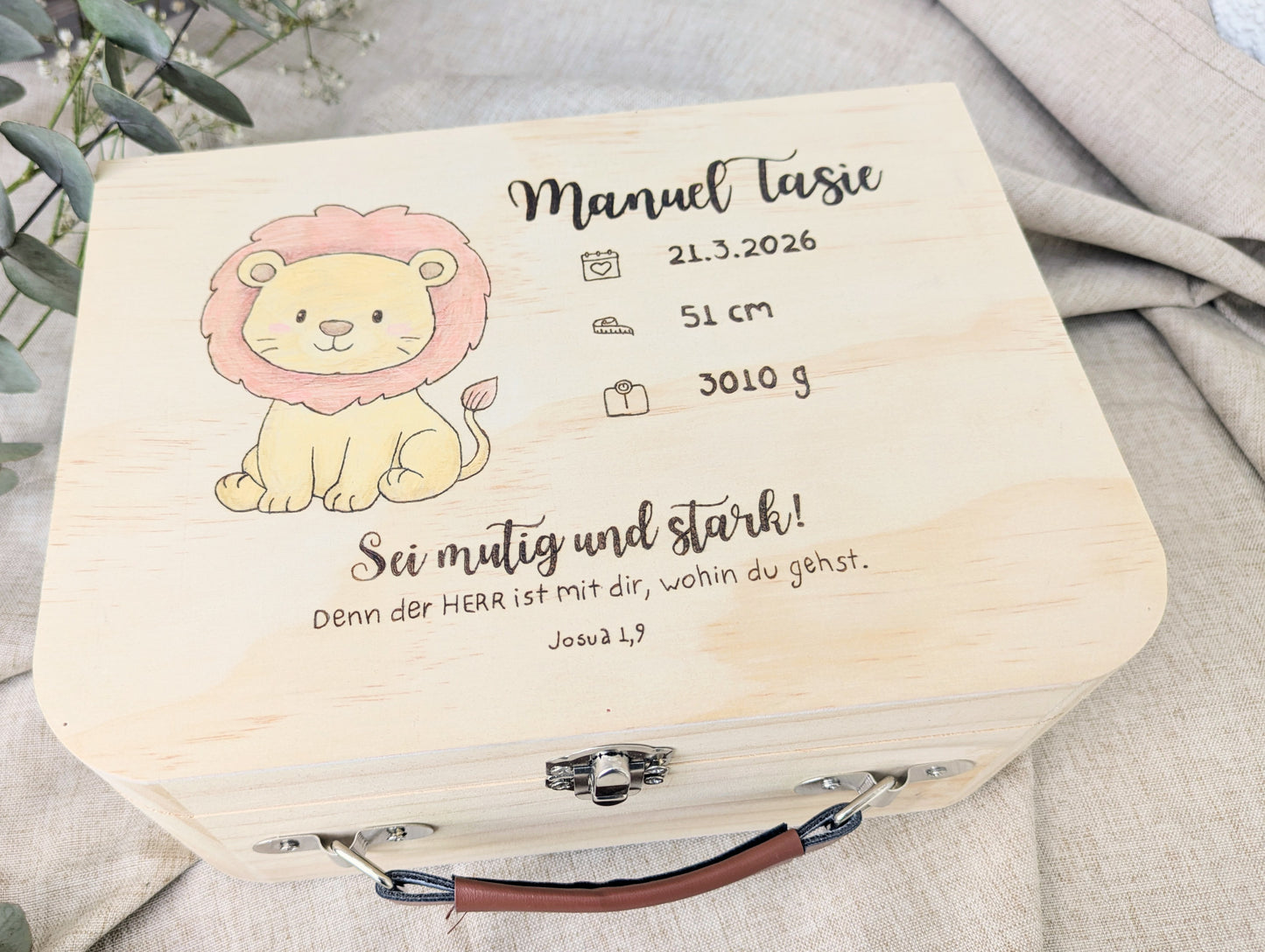 Erinnerungskoffer zur Geburt mit Name & Geburtsdaten | Personalisierte Babykiste mit Bibelvers