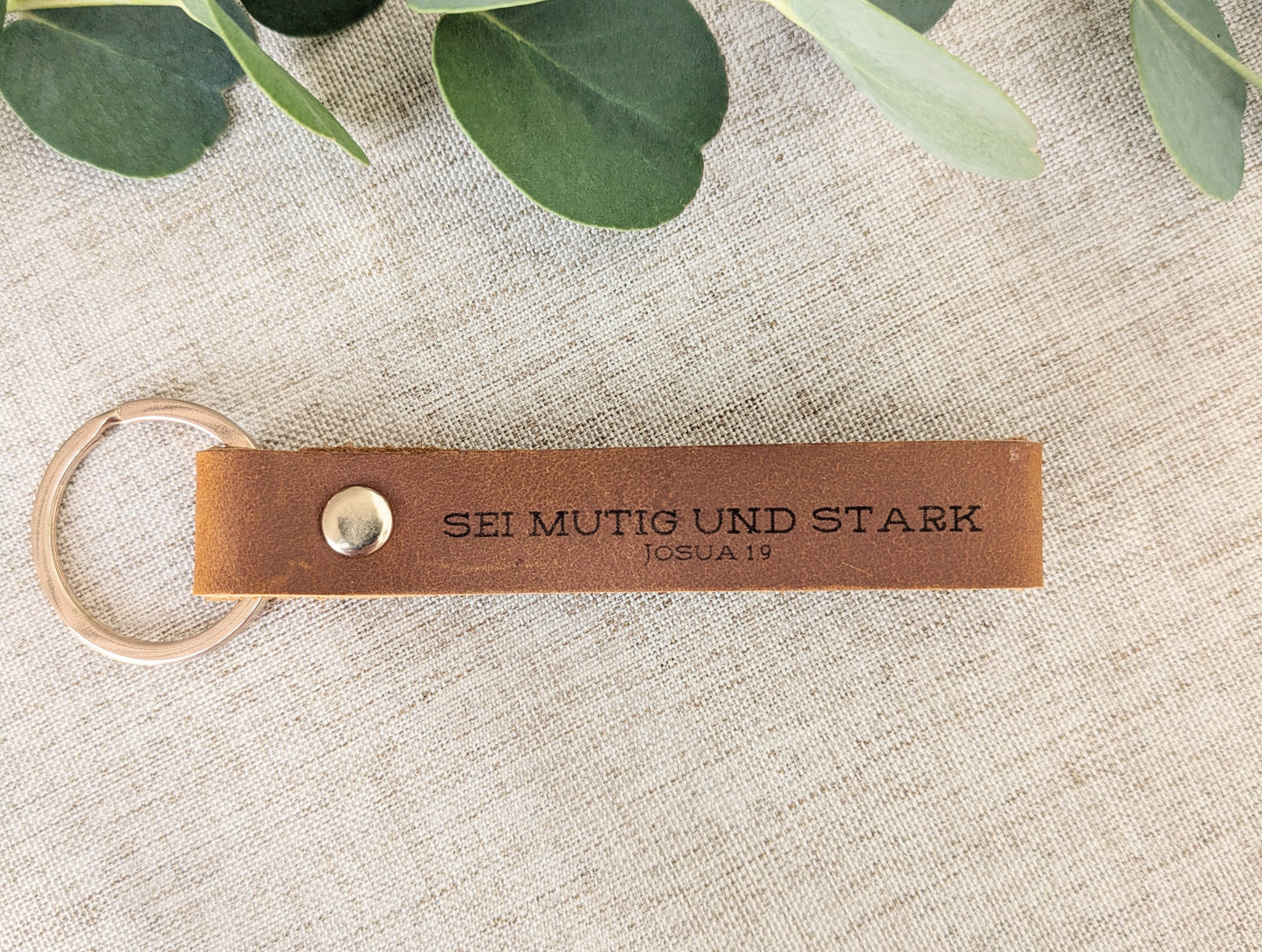 Schlüsselanhänger aus Leder – „Sei mutig und stark“ | Josua 1,9